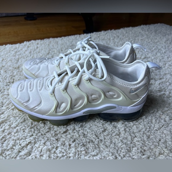 Men’s 7.5/ Women’s 9 Nike Air VaporMax Plus White Sneakers - Picture 1 of 9